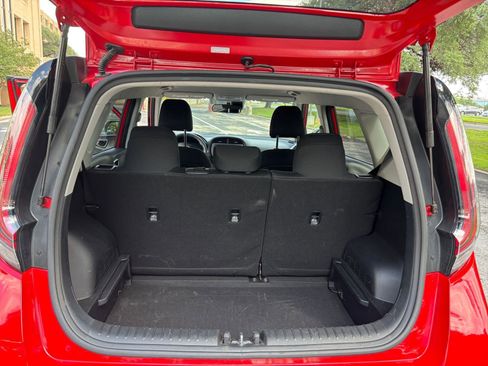Used 2025 Kia Soul LX w/ LX Technology Package FWD image 26