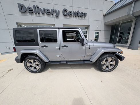 Used 2018 Jeep Wrangler Unlimited Sahara w/ Connectivity Group image 2