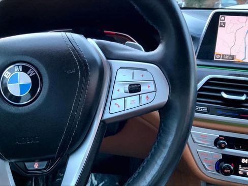 Used 2020 BMW 750i xDrive w/ Autobahn Package image 25