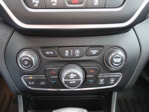 Used 2023 Jeep Cherokee Altitude Lux AWD/4WD image 32