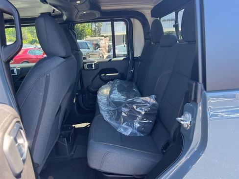 New 2025 Jeep Gladiator Sport image 10