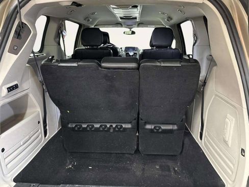 Used 2014 Chrysler Town & Country Touring-L FWD image 6