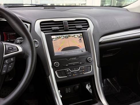 Used 2020 Ford Fusion SE FWD image 31
