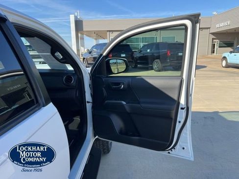 Used 2018 Toyota Tacoma TRD Sport w/ Technology Package image 34