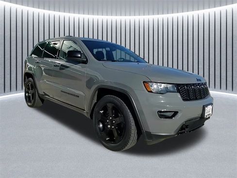 Used 2019 Jeep Grand Cherokee Laredo image 1