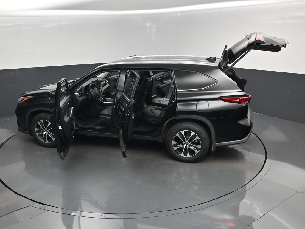 Used 2021 Toyota Highlander XLE AWD/4WD image 17