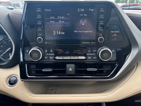 Used 2021 Toyota Highlander XLE AWD/4WD image 9