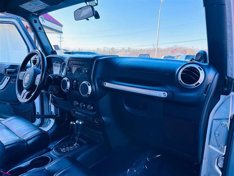 Used 2012 Jeep Wrangler Unlimited Rubicon w/ Max Tow Pkg AWD/4WD image 15