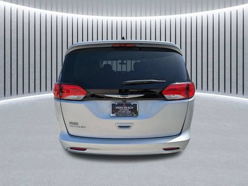 Used 2022 Chrysler Voyager LX FWD image 5