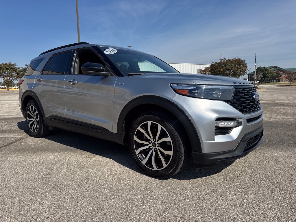 Used 2024 Ford Explorer ST-Line w/ Class IV Trailer Tow Package RWD image 9