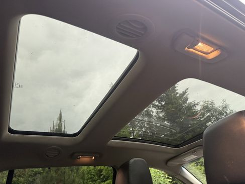Used 2010 Lincoln MKT AWD image 23