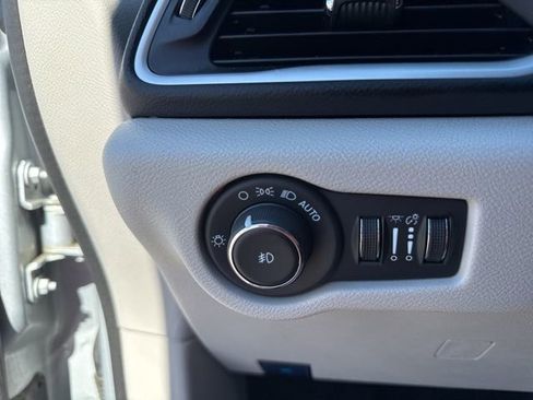 Used 2024 Chrysler Pacifica Touring-L FWD image 28
