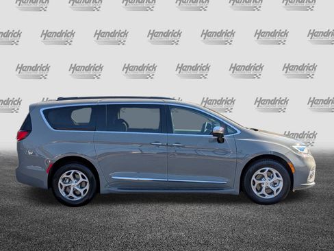 Used 2023 Chrysler Pacifica Limited image 11