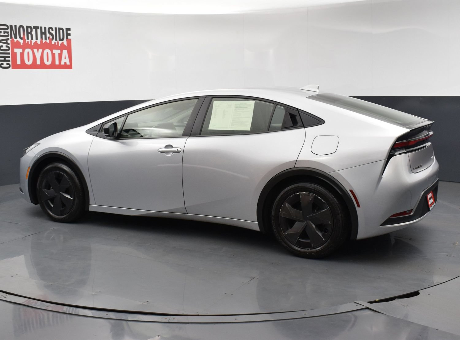 Used 2025 Toyota Prius LE FWD image 2