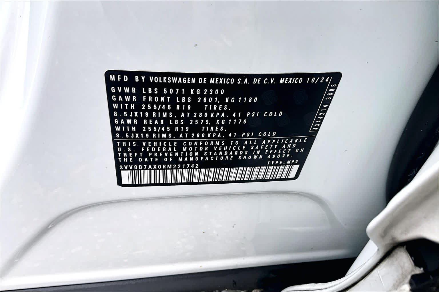 Used 2024 Volkswagen Tiguan SE R-Line AWD/4WD image 34