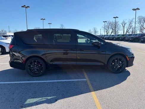 New 2026 Chrysler Pacifica Select w/ S Appearance Package FWD image 9