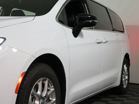 Used 2025 Chrysler Pacifica Select FWD image 11