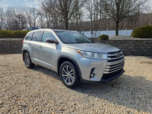 Used 2018 Toyota Highlander XLE AWD/4WD image 1