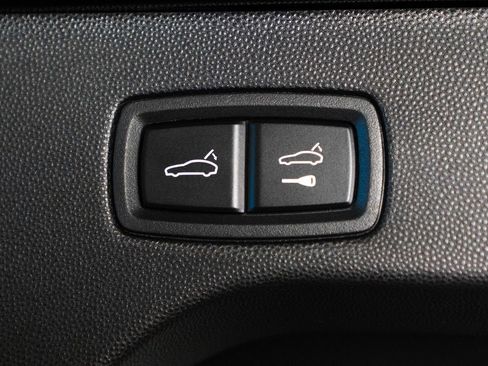 Certified 2025 Porsche Macan 4S Electric AWD/4WD image 39