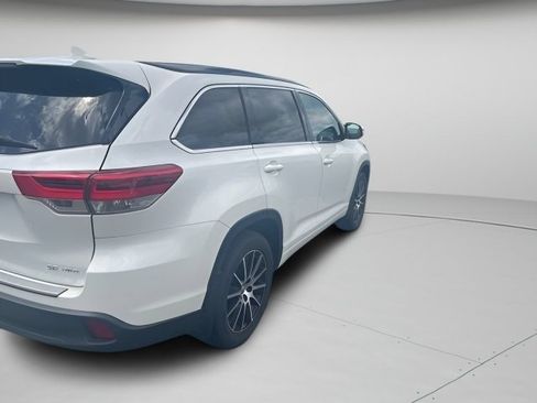 Used 2017 Toyota Highlander SE w/ Carpet Mat Package AWD/4WD image 8