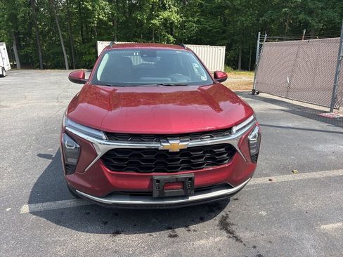 Used 2025 Chevrolet Trax LT w/ LT Convenience Package FWD image 7