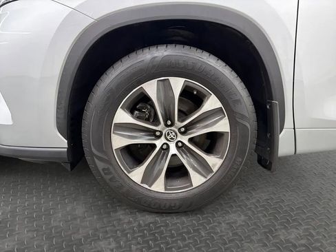Used 2021 Toyota Highlander XLE AWD/4WD image 9