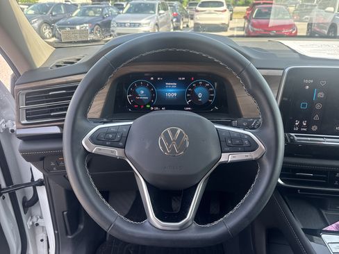 Used 2024 Volkswagen Atlas SE AWD/4WD image 17