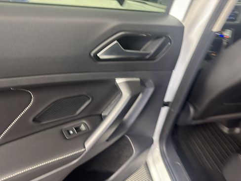 Used 2024 Volkswagen Tiguan SE FWD image 31