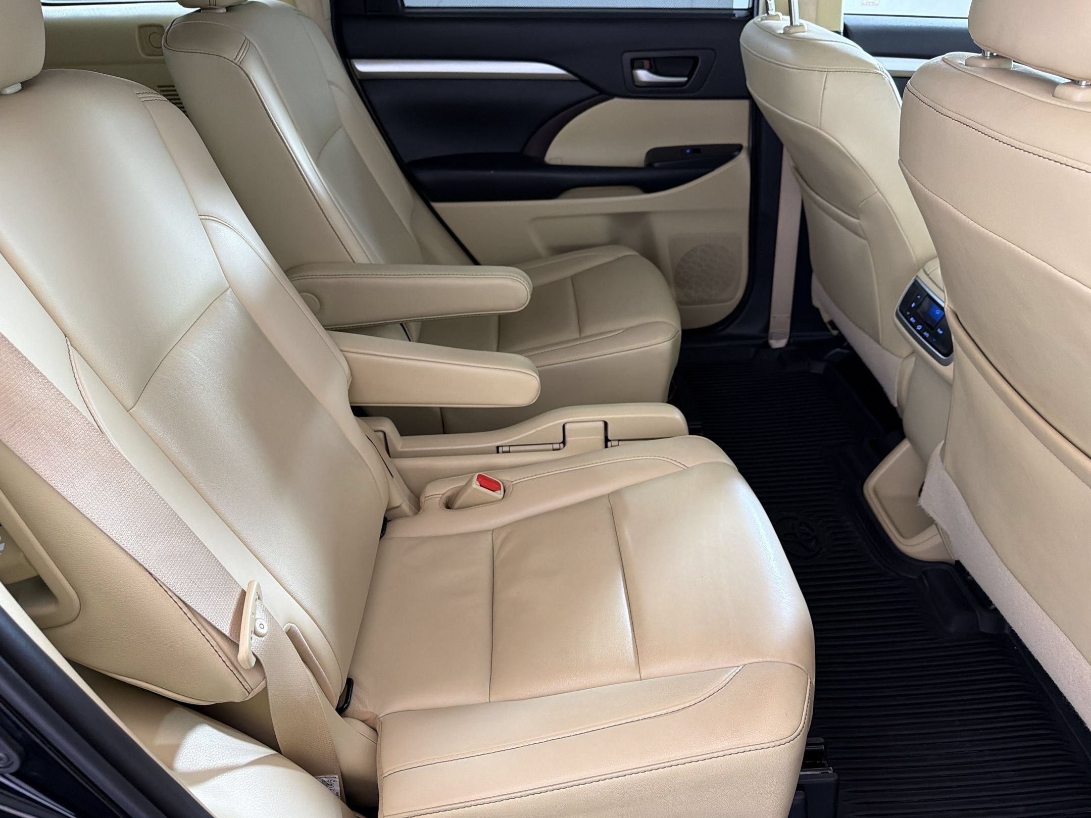 Used 2019 Toyota Highlander XLE AWD/4WD image 33