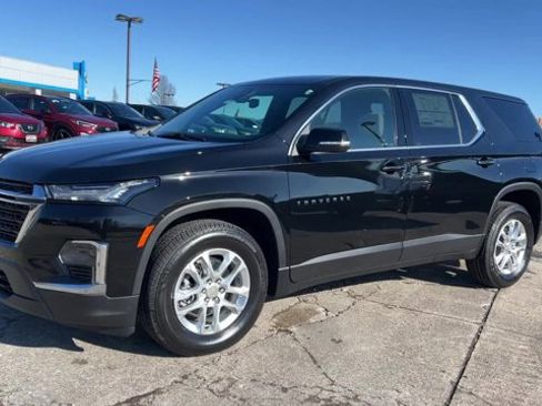 Used 2023 Chevrolet Traverse LS w/ Safety Package FWD image 5
