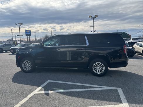 Used 2022 Chevrolet Suburban LT w/ Luxury Package image 8