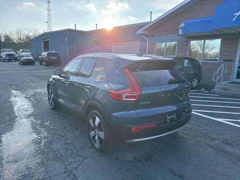 Used 2021 Volvo XC40 T5 Momentum w/ Premium Package image 4