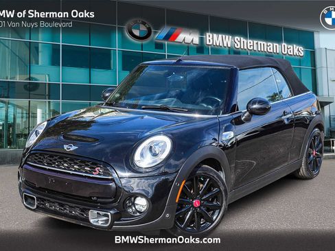 Used 2018 MINI Cooper S image 1
