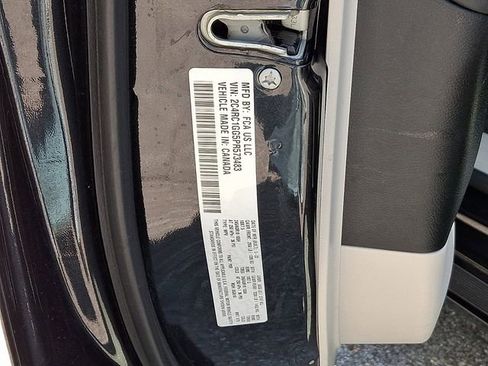 Used 2023 Chrysler Pacifica Limited FWD image 29