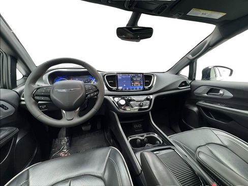 Used 2025 Chrysler Pacifica Limited FWD image 33