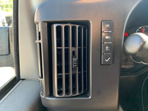 Used 2018 Chevrolet Express 2500 w/ Driver Convenience Package RWD image 18
