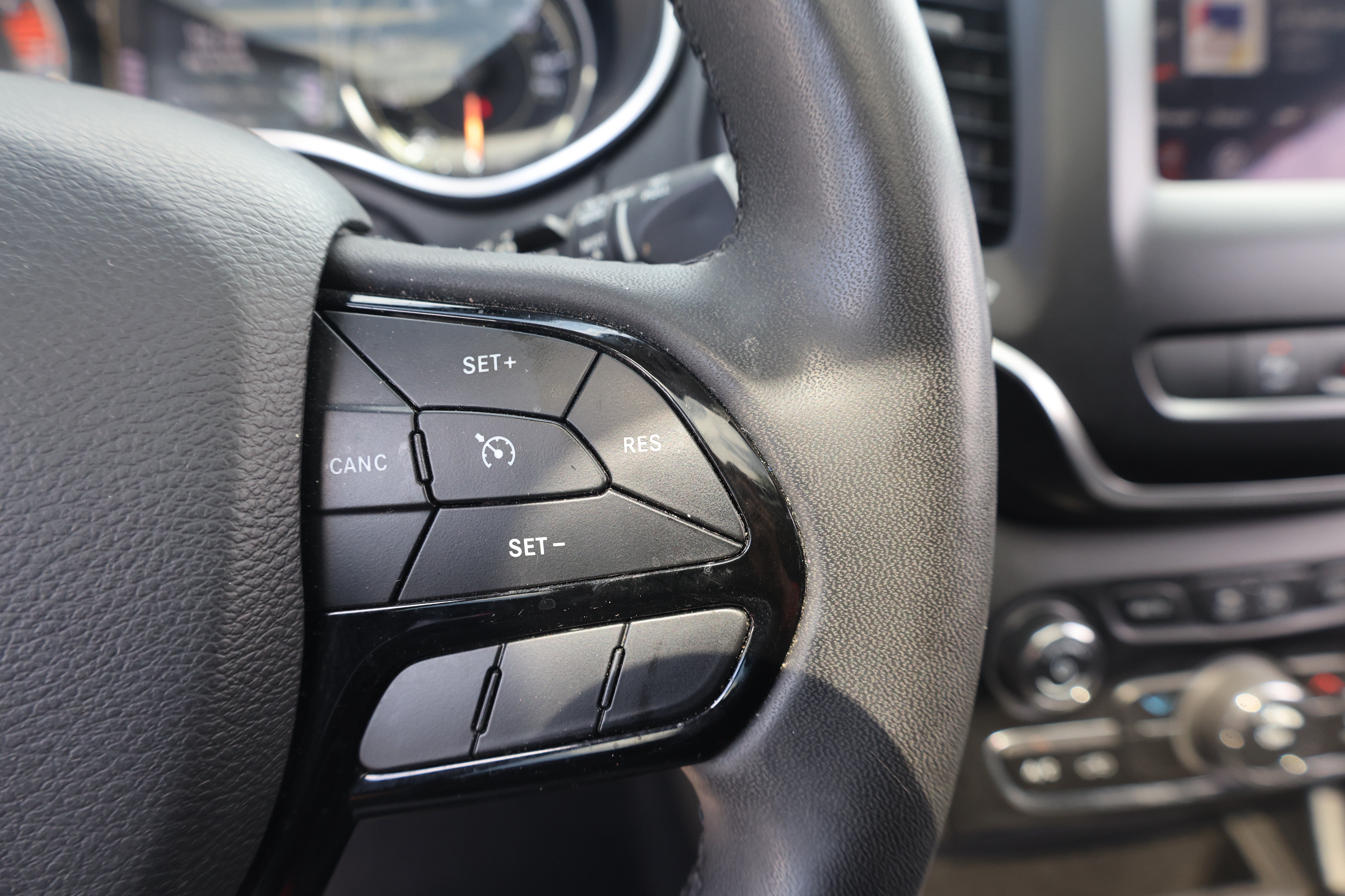 Used 2021 Jeep Cherokee Latitude Plus w/ Sun & Sound Group AWD/4WD image 26