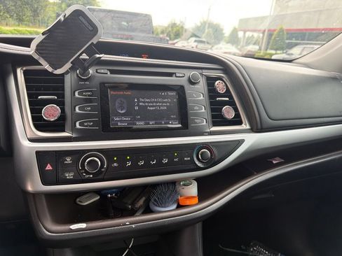 Used 2019 Toyota Highlander LE FWD image 3