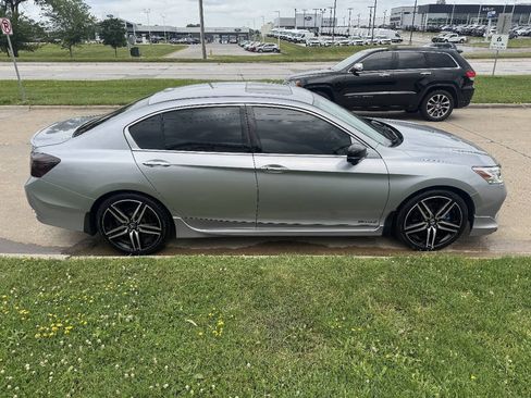 Used 2016 Honda Accord Touring image 2