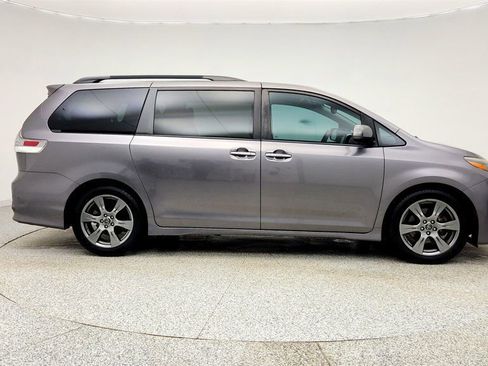 Used 2018 Toyota Sienna SE Premium image 4