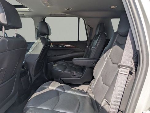 Used 2019 Cadillac Escalade Luxury image 15