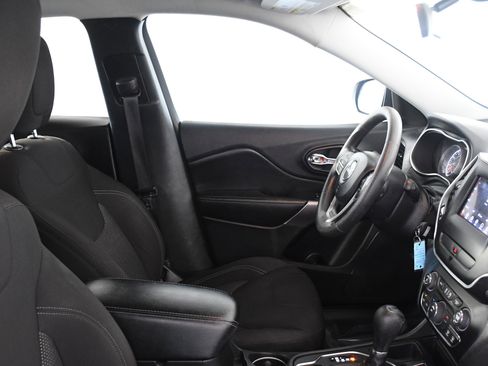 Used 2019 Jeep Cherokee Latitude w/ Popular Appearance Group image 25