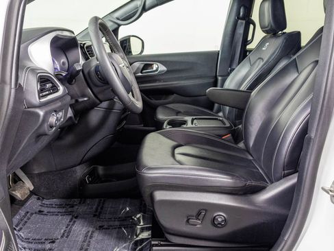 Used 2024 Chrysler Pacifica Limited FWD image 26