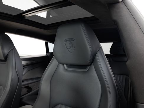 Used 2025 Lamborghini Urus Performante AWD/4WD image 17