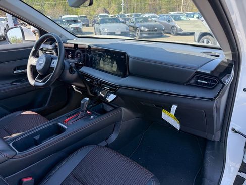 Used 2025 Nissan Kicks SR w/ SR Premium Package image 10