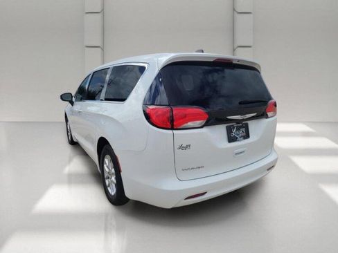 Used 2023 Chrysler Voyager LX FWD image 8