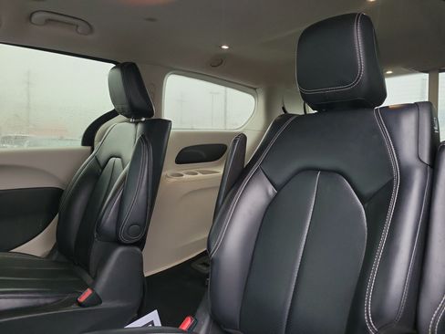 Used 2023 Chrysler Pacifica Touring-L FWD image 12