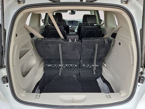 Used 2024 Chrysler Pacifica Touring-L FWD image 13