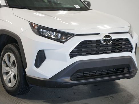 Used 2021 Toyota RAV4 LE FWD image 4