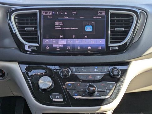 Used 2024 Chrysler Pacifica Touring-L image 15